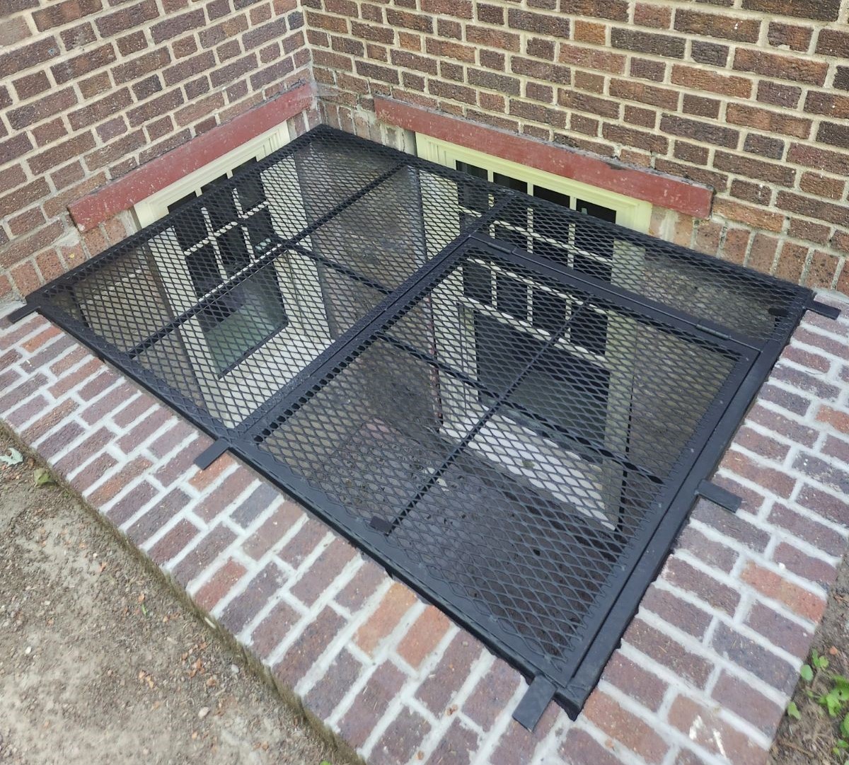 Large-Grate-with-flat-tabs-and-hatch-in-black