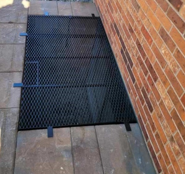 flat-tabs-in-black-on-pavers